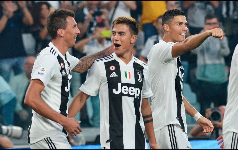 Mandzukic (I) celebra uno de sus dos goles de la noche con Dybala (C) y Cristiano (D). AP/A. Di Marco