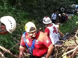 El camión tipo torton se cayó a un barranco de unos 50 metros de profundidad. ESPECIAL/UEPCB