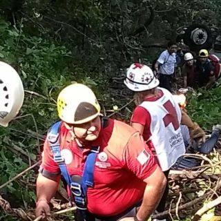 Volcadura de camión en Casimiro Castillo deja 10 lesionados
