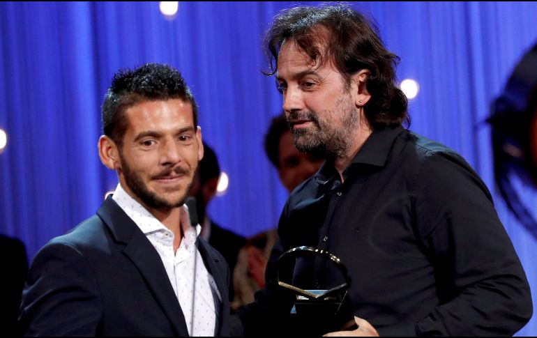 El director Isaki Lacuesta (d) y el actor Israel Gómez durante la entrega del premio. EFE/J. Etxezarreta
