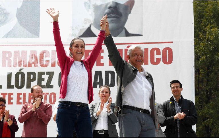 Andrés Manuel López Obrador y Claudia Sheinbaum durante la gira de agradecimiento en la Plaza de las Tres Culturas en Tlatelolco. SUN/J. Xolalpa