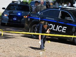 Una policía recoge evidencias en el lugar de los hechos. AP/T. Graning
