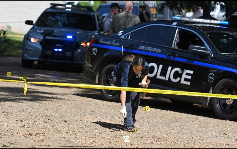 Una policía recoge evidencias en el lugar de los hechos. AP/T. Graning