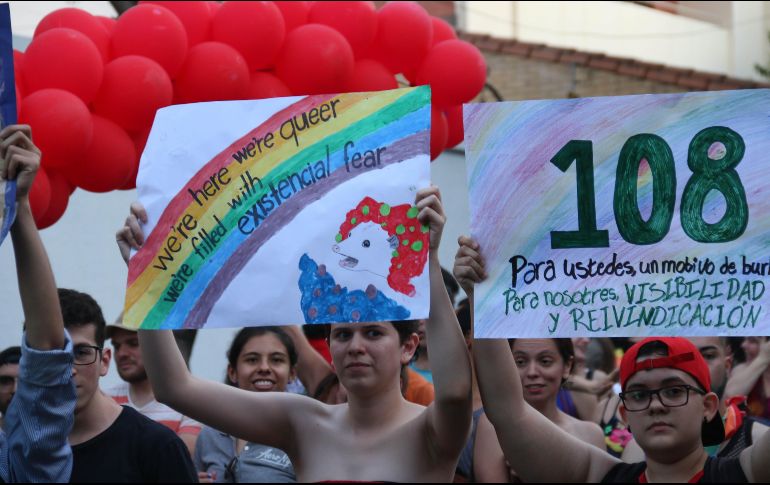 Los centenares de personas que se unieron a la marcha lo hicieron con espíritu festivo, al ritmo de bakutadas, con la cara pintada, guirnaldas de flores y banderas arcoíris y transgénero. AP/J. Saenz
