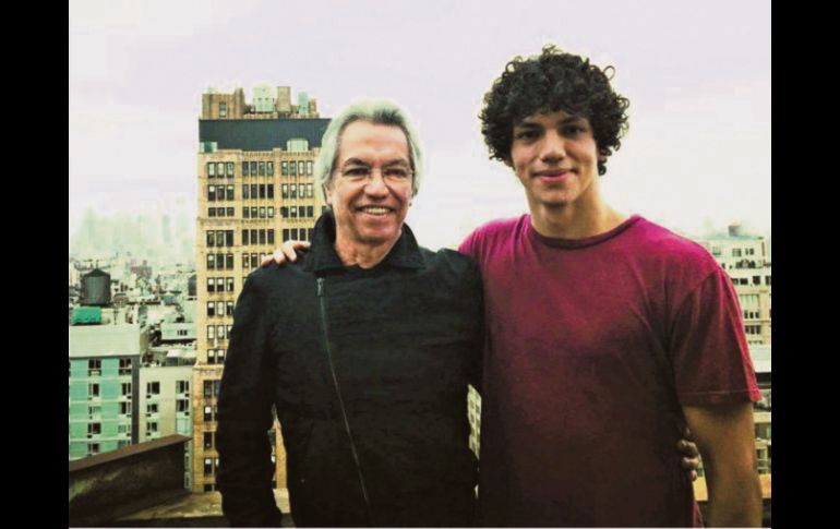 Héctor Hernández. El padre del bailarín de Isaac Hernández (derecha) se forjó a finales de los años 60 con Mitchell, de quien aprendió los primeros pasos para motivar a los jóvenes en el ballet.