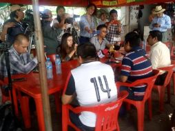 Autoridades sostienen una mesa de trabajo con los inconformes para resolver el conflicto municipal. @AlertaChiapas