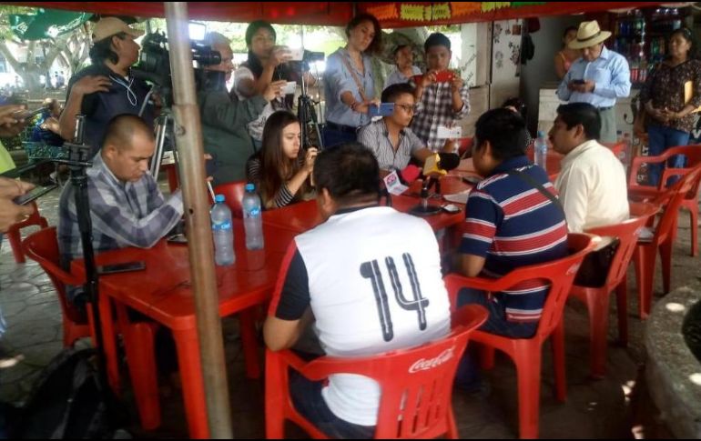 Autoridades sostienen una mesa de trabajo con los inconformes para resolver el conflicto municipal. @AlertaChiapas