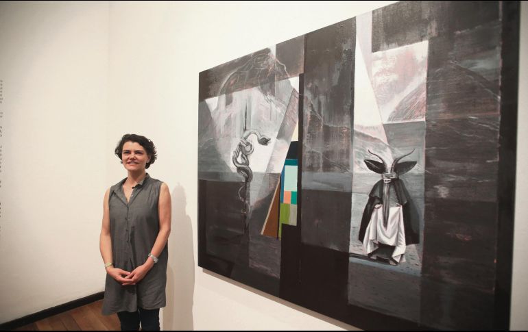 Sofía Echeverri. La artista posa junto a su obra, la cual fue elegida por el jurado calificador por “su calidad artística, innovación y experimentación plástica”.