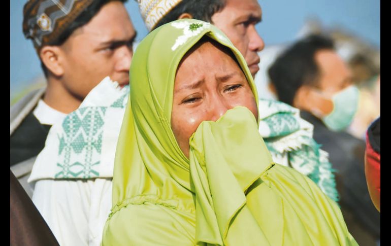 Una mujer lamenta los daños que dejaron el sismo y tsunami en Palu, por los que miles de residentes tuvieron que refugiarse en zonas elevadas. AFP