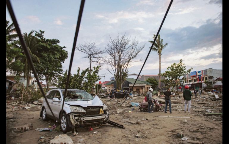Residentes de Palu inspeccionan el área que golpeó el tsunami en la provincia de Célebes Central, donde no tienen suministro eléctrico. AFP