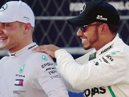 Valtteri Bottas (izq.) fue felicitado por su compañero de equipo, Lewis Hamilton. El finlandés buscará hoy su primera victoria de la temporada. AFP / A. Isakovic