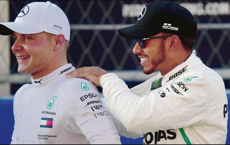 Valtteri Bottas (izq.) fue felicitado por su compañero de equipo, Lewis Hamilton. El finlandés buscará hoy su primera victoria de la temporada. AFP / A. Isakovic