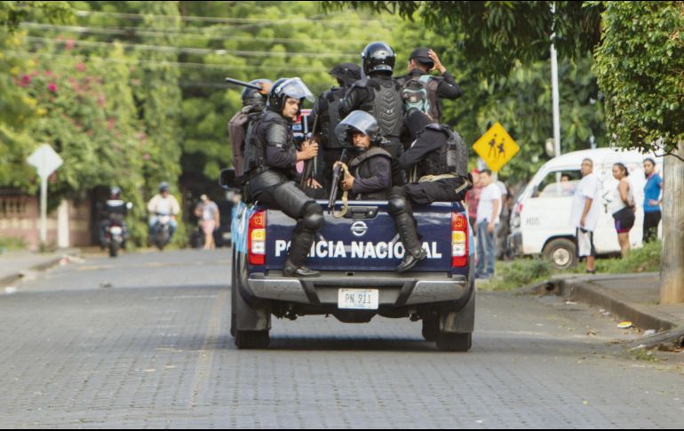 Granaderos patrullan un barrio en busca de participantes de la “Marcha en Rebeldía”, en Managua. EFE