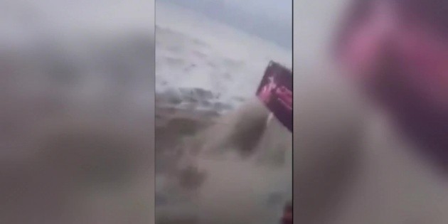 Captan impacto de tsunami en Indonesia