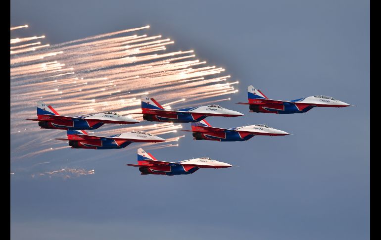 El equipo acrobático ruso Strizhi se presenta previo al arranque del Gran Premio de Rusia de Fórmula 1, realizado en Sochi. AFP/A. Isakovic