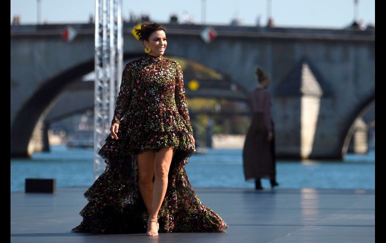 La actriz estadounidense Eva Longoria muestra diseños de L'Oreal, durante la presentación de la colección primavera/verano en París, Francia. AFP/A. Jocard