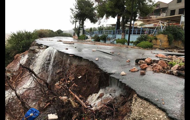 Daño a una carretera en Theologos, Grecia, debido a fuertes lluvias en Peloponeso y el este de Sterea por un ciclón. EFE /G. Palamiotis