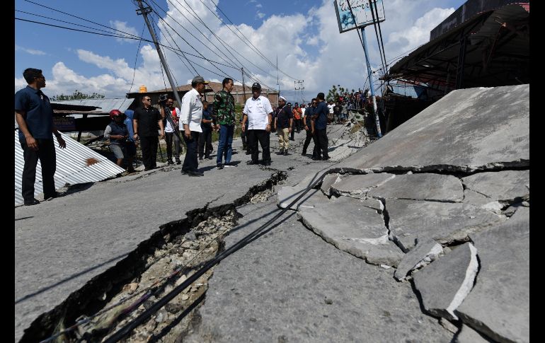 El presidente indonesio Joko Widodo (c) visita la zona más afectada.