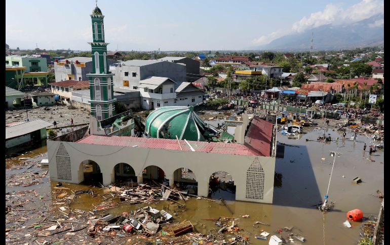 En la playa de Talise, en Palu, el tsunami se llevó a su paso las estructuras y vehículos de la costa y llegó hasta una mezquita.