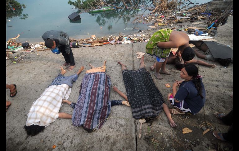 Sobrevivientes buscan a sus familiares entre los cuerpos de víctimas. EFE/OLAGONDRONK