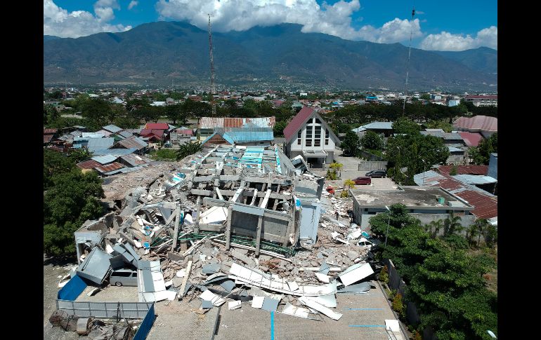Los restos de un hotel de 10 pisos en Palu, tras los sismos y el tsunami que sacudieron la islas de Célebes el 28 de septiembre. AFP / Azwar