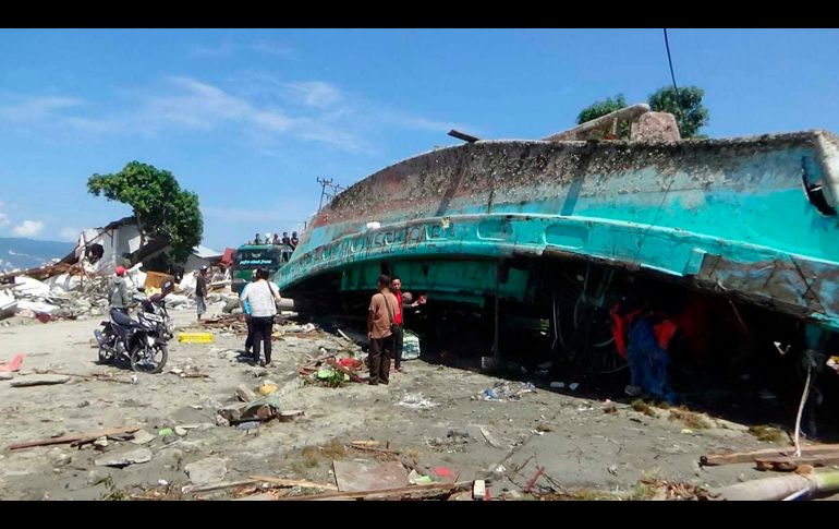 Una embarcación arrastrada por la corriente.