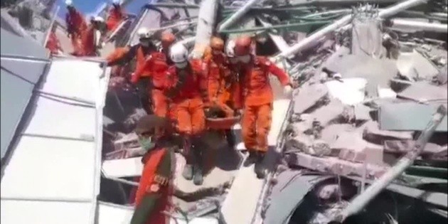 Elevan cifra de muertos por sismo y tsunami en Indonesia