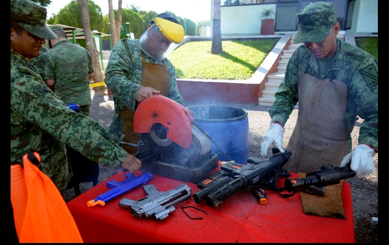 Miembros del Ejército destruyen armas de juguete en Culiacán, Sinaloa, como parte de una campaña denominada 