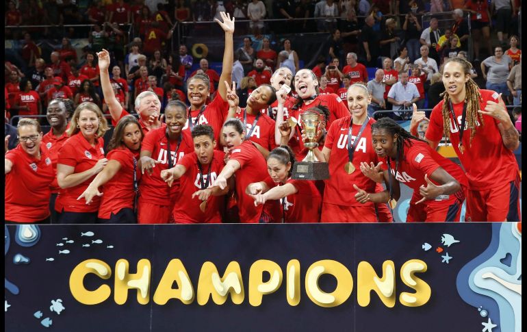 Jugadoras y cuerpo técnico de Estados Unidos celebran su victoria en la final de la Copa del Mundo de Baloncesto Femenino FIBA 2018, tras derrotar a la selección de Australia en el encuentro disputado en Tenerife, España. EFE/E. Urquijo
