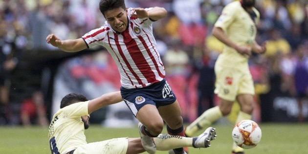 Con penal atajado por Gudi&ntilde;o, Chivas iguala el Cl&aacute;sico con Am&eacute;rica