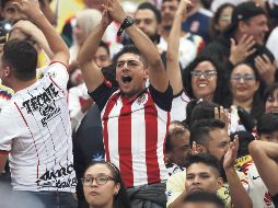 Seguidores del América y del Guadalajara salieron contentos y en calma tras el empate en el Clásico Nacional. EFE