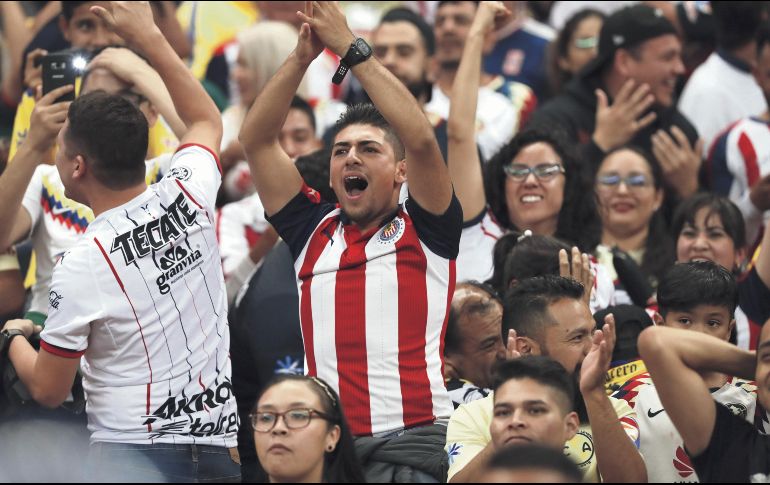 Seguidores del América y del Guadalajara salieron contentos y en calma tras el empate en el Clásico Nacional. EFE