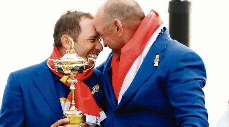 Sergio García (izq.) y Thomas Bjorn celebran el triunfo europeo. EFE / L. Tejido