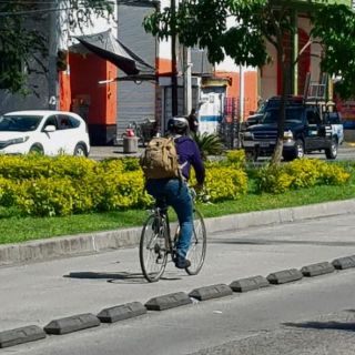 Por falta de multa, ciclistas usan carril del Macrobús