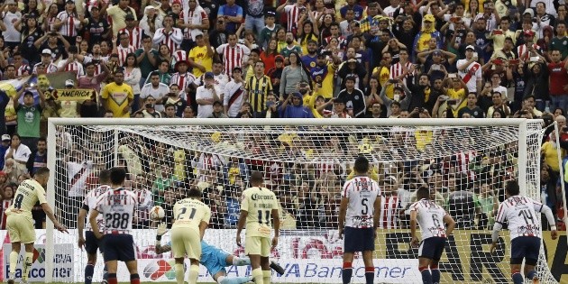 Her&oacute;ico: Ra&uacute;l Gudi&ntilde;o salva el Cl&aacute;sico Nacional para Chivas