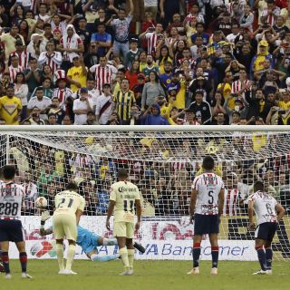 Heróico: Raúl Gudiño salva el Clásico Nacional para Chivas