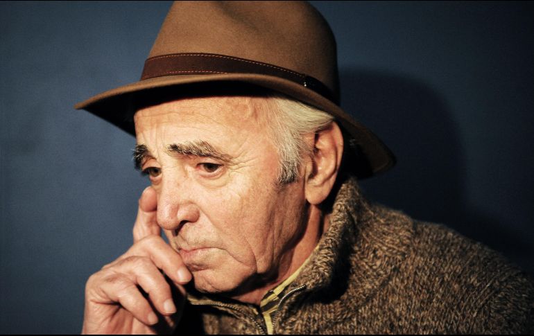 Comparado frecuentemente con Frank Sinatra, Charles Aznavour comenzó su carrera como compositor para la cantante francesa Edith Piaf. AFP / ARCHIVO