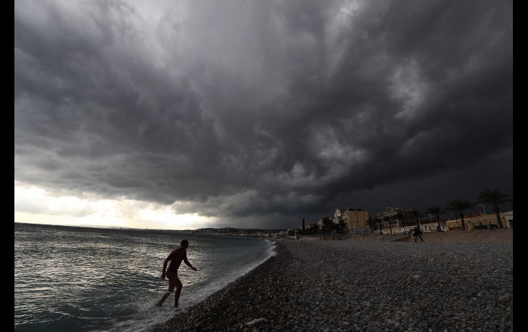 Una tormenta se aproxima a una playa del mar Mediterráneo en Niza, Francia. AFP/V. Hache