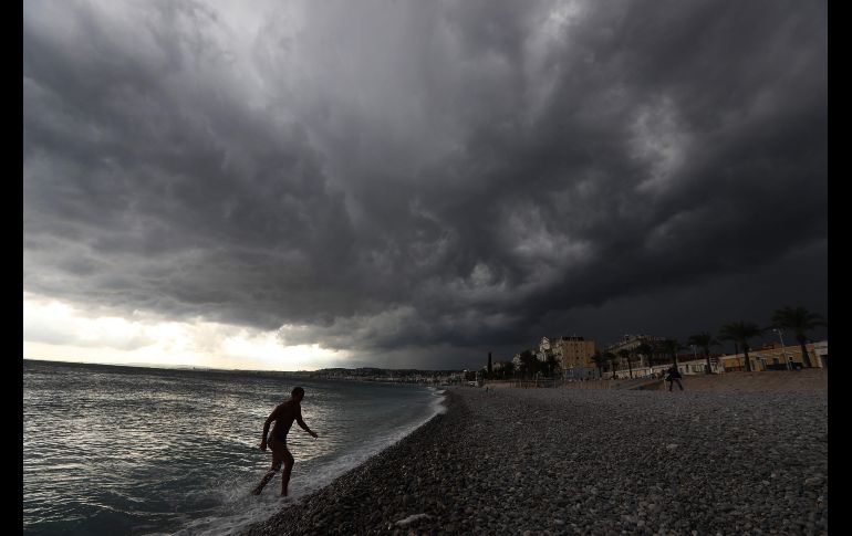 Una tormenta se aproxima a una playa del mar Mediterráneo en Niza, Francia. AFP/V. Hache