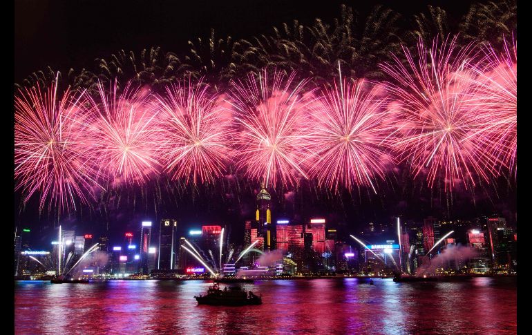 Fuegos artificiales explotan en Hong Kong, como parte de los festejos por el día nacional de China. AFP/A. Wallace