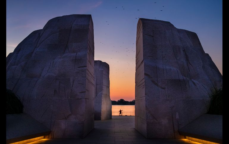 Un hombre pesca en Washington, DC, junto al monumento a Martin Luther King Jr. AP/D. Ake