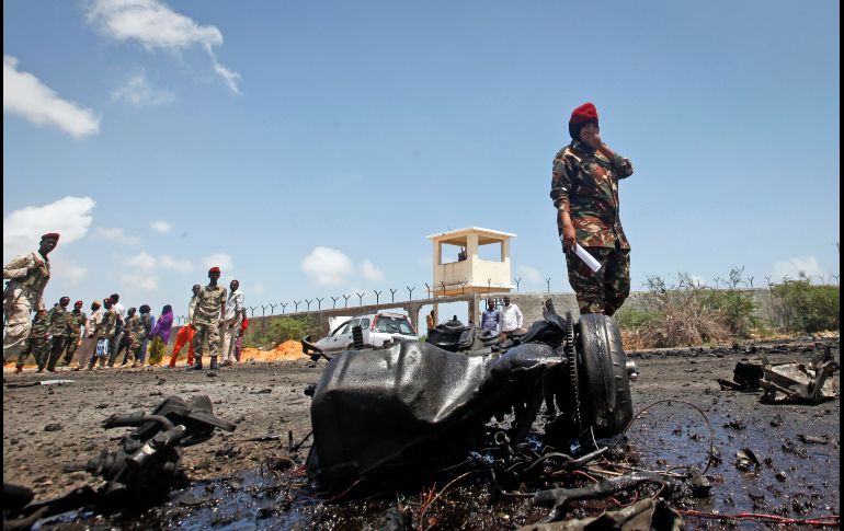 Fuerzas de seguridad acuden a la escena de un ataque a un convoy militar de la Unión Europea en Mogadiscio, Somalia. Al menos tres civiles resultaron heridos en el atentado con coche bomba. AP/F. Abdi Warsameh
