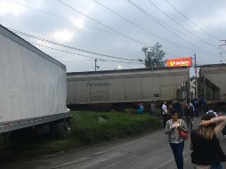Algunas personas tuvieron que pasar por debajo de los vagones para llegar a tiempo a sus actividades cotidianas. ESPECIAL/