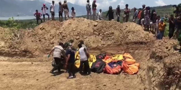 Indonesia entierra a v&iacute;ctimas de cat&aacute;strofe en fosas comunes