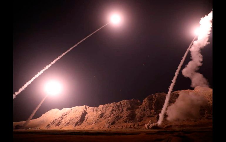 Irán lanza misiles balísticos desde Kermanshah  hacia el este de Siria, en contra de extremistas a los que responsabiliza de un atentado a un desfile militar en Irán. AP/Sepahnews/Guardia Revolucionaria de Irán
