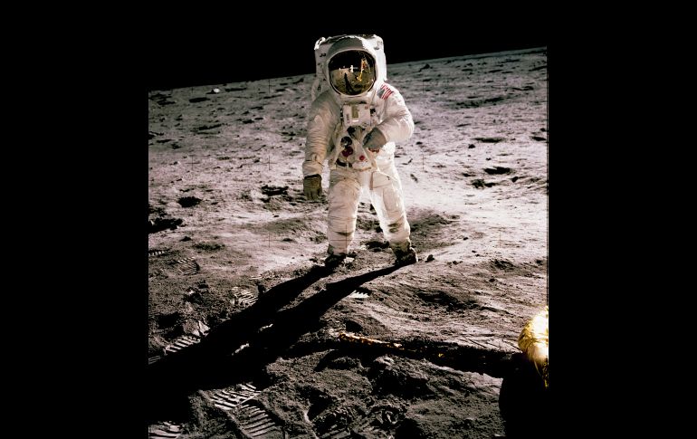 El astronauta Buzz Aldrin en la superficie de la Luna, el 20 de julio de 1969, en una foto que tomó Neil Armstrong (que se refleja en el visor de Aldrin), el primer humano en caminar en este satélite. NASA