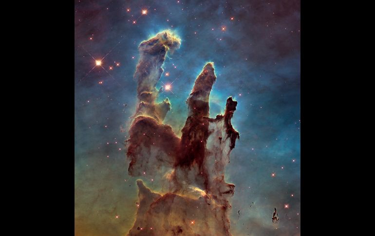 Los llamados “Pilares de la creación”. La asombrosa foto, tomada en abril de 1995 por el telescopio Hubble, reveló detalles nunca antes vistos de tres columnas gigantes de gas frío bañadas por la luz ultravioleta abrasadora de un grupo de estrellas jóvenes y masivas en una pequeña región de la Nebulosa del Águila o M16. NASA/ ESA/The Hubble Heritage Team (STScl/AURA)