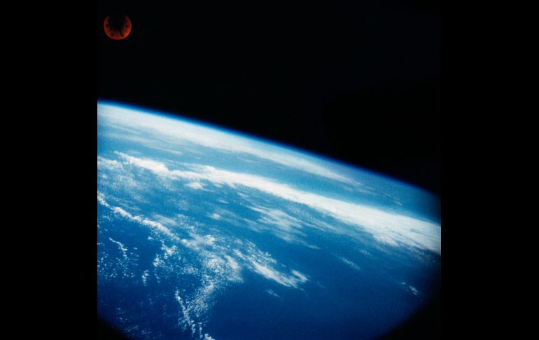 Una toma de la Tierra desde la cápsula Freedom 7 Mercury, que realizó un vuelo de 15 minutos a una altura de 186 kilómetros. Alan Shepard fue el primer estadounidense en ver el planeta desde el espacio y captarla el 5 de mayo de 1961. NASA