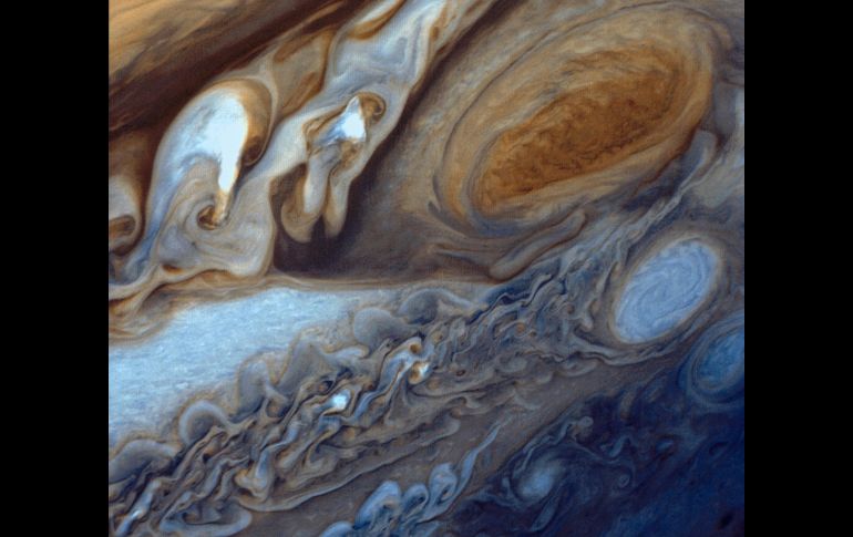 La denominada Gran Mancha Roja es el mayor vórtice anticiclónico de Júpiter, el planeta más grande del sistema solar. Imagen del Voyager 1 procesada con filtros de color en 1998. NASA/JPL