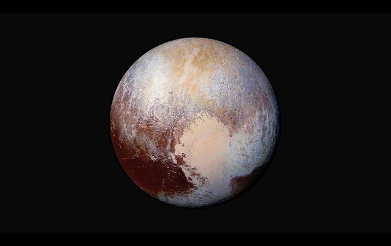 Plutón en cuatro imágenes combinadas, captadas por la nave New Horizons en 2015, donde se observa una figura en forma de corazón, que corresponde a una depresión cubierta por una capa de hielo. NASA/JHU APL/SWRI